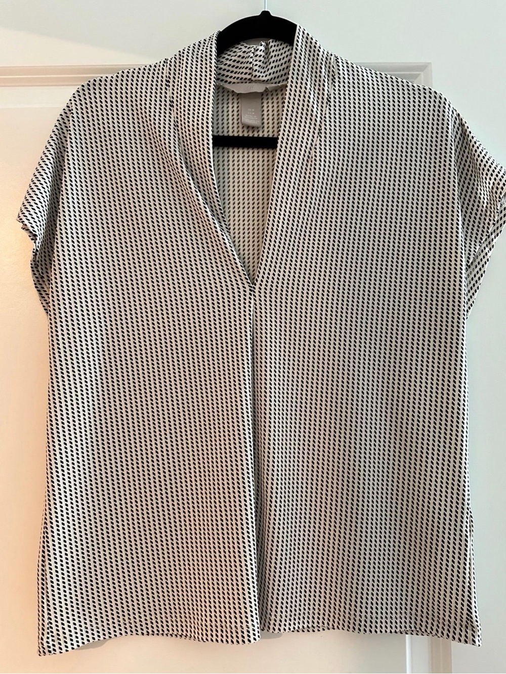 H&M V-Neck Short Sleeve Patterned Blouse